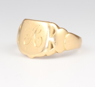 A gentleman's 18ct yellow gold signet ring 7.7 grams, size P 