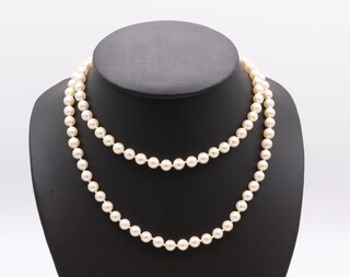 A strand of cultured pearls 78cm 