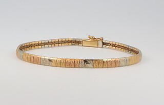 A 2 colour 750 bracelet 11.2 grams, 18cm 