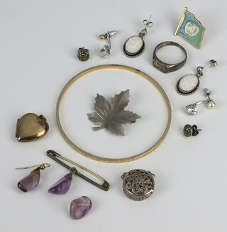 A silver maple leaf brooch and minor jewellery 