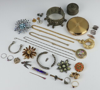 A vintage gilt floral brooch and minor vintage jewellery 