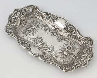 An Edwardian rounded rectangular repousse silver pin tray decorated with flowers, Chester 1902, 74 grams, 18cm 