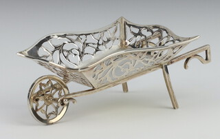 An Edwardian silver miniature wheelbarrow with pierced decoration Birmingham 1908, 9cm 