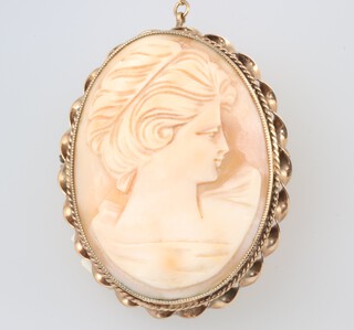A 9ct yellow gold mounted oval cameo brooch 45mm 