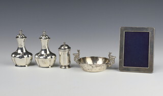 A pair of silver pepperettes Birmingham 1915, a pepper, dish and photograph frame, weighable silver 187 grams 