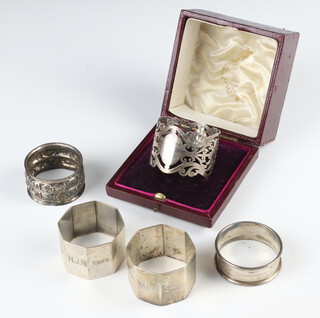 An Edwardian pierced silver napkin ring Chester 1906, cased, 4 other napkin rings 119 grams 