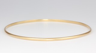 A yellow metal 18ct bangle 6.5cm, 4.8 grams 