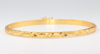 A yellow metal bangle 3.8 grams, 5.5cm 