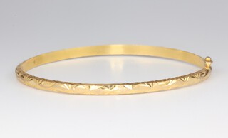 A yellow metal bangle 5.5cm, 3.9 grams 