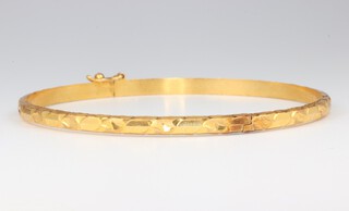 A yellow metal bangle 5.5cm, 3.9 grams 