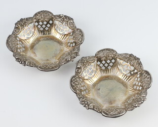 A pair of Edwardian silver pierced bon bon dishes Birmingham 1901, 72 grams, 9cm