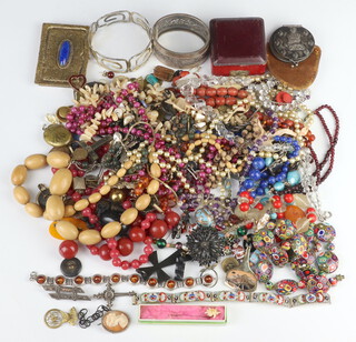 A quantity of Victorian and other costume jewellery 