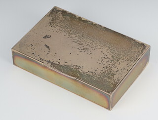 A rectangular silver cigarette box London 1931, 16cm 