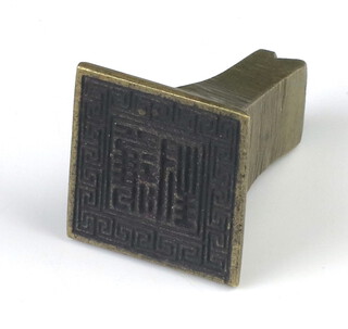 A 19th Century  Chinese bronze hand seal 3cm 