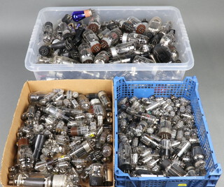 A collection of unboxed valves including Mullard, GEC and others, contained in a shallow plastic tray and 2 shallow boxes