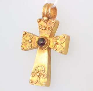 A Roman style yellow metal cabochon garnet set cross pendant with Etruscan style decoration 4.7 grams, 35mm 