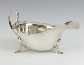 A Georgian style silver sauce boat with S scroll handle on pad feet Sheffield 1932 15cm, 102 grams 