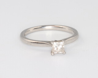 A white metal stamped plat. Princess cut single stone diamond ring approx. 0.3ct, 3.2 grams, size L 