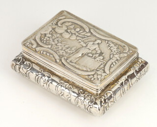 A 19th Century Continental silver repousse snuff box decorated with figures 100 grams, 8.5cm 