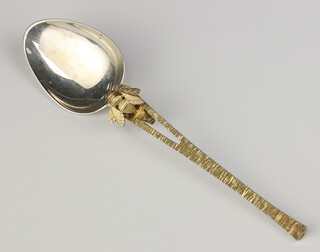 A Stuart Devlin silver and gilt honey spoon with bark finish handle and bee, London 1982, 15cm, 37.6 grams
