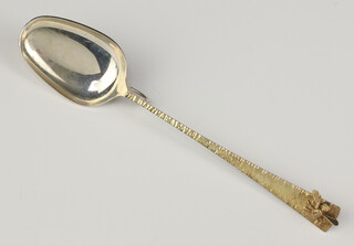 A Stuart Devlin silver and gilt honey spoon with bee terminal, London 1984, 36.7 grams, 16cm 