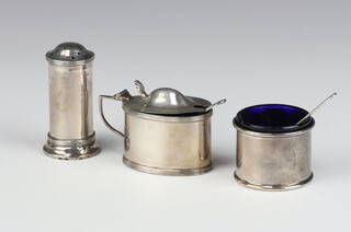 A silver 3 piece condiment set with 2 spoons Birmingham 1913, 82 grams