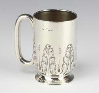 An Edwardian silver mug with acanthus decoration Sheffield 1900, 118 grams, 9cm