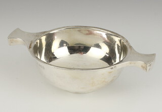 A silver quaich of plain form Birmingham 1911, 152 grams, 17cm 