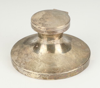 A silver circular capstan inkwell Birmingham 1916, 11cm 