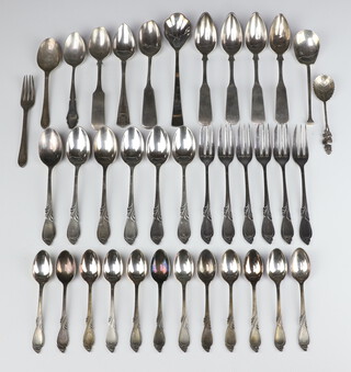 Four 800 standard teaspoons and minor Continental cutlery, 734 grams 
