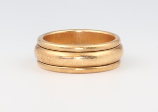 A gentleman's yellow metal 750 wedding band, 17.1 grams, size W 