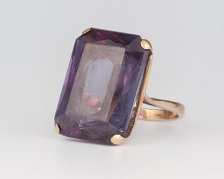 A yellow metal amethyst ring size J, 8.1 grams  