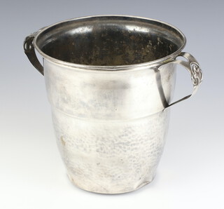 An Art Nouveau silver plated 2 handled champagne bucket with engraved armorial and hammer pattern decoration 21cm 