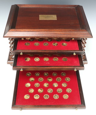A set of 100 24ct gold plated on silver John Pinches medallions - Medallic History of Britain no.294/1000, 1140 grams, contained in a mahogany finished chest 