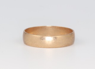 A 9ct yellow gold wedding band 2.8 grams, size S 1/2 