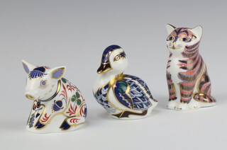 Three Royal Crown Derby Imari pattern paperweights - seated piglet with gold stopper MM 6cm, duckling gold stopper LXI 7cm and a kitten gold stopper MMV 8cm