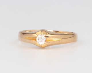 A gentleman's 18ct yellow gold single stone diamond ring 3.4 grams, size O, approx. 0.15ct