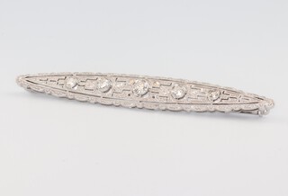 An Edwardian white metal elliptical diamond brooch, the 5 large stones approx. 0.3ct, 55mm, 4 grams 