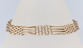 A 9ct yellow gold gate bracelet with heart padlock 8.9 grams, 18cm 