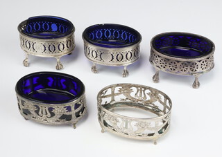 A pair of Georgian pierced silver salts with blue glass liners, London 1790 (1 with crack to base, 1 blue glass liner damaged) and 3 other salts, weighable silver 208 grams 