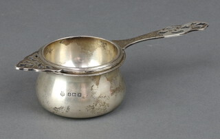 A silver tea strainer and stand Birmingham 1937 80 grams 