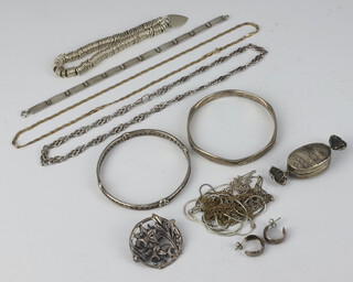 A quantity of silver and other items of costume jewellery 