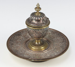 An Elkingtons style silver plated pedestal inkwell raised on a circular foot 16cm 