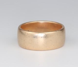 A 9ct yellow gold signet ring size S, 10.2 grams 