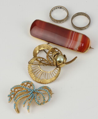 An agate brooch in a gilt metal mount together with 3 other costume brooches and 2 metal eternity rings 