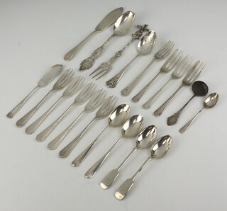 Seven silver pastry forks and a quantity of silver flatware, 409 grams 