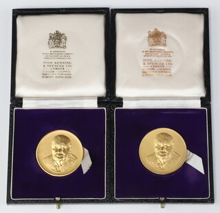 Two cased silver gilt 1965 Churchill medallions by Toye Kenning and Spencer, 48 grams 