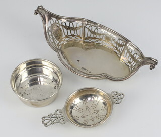 An Edwardian pierced boat shaped twin handled dish London 1909, silver tea strainer and stand Birmingham 1973, 150 grams 