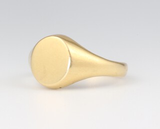 A gentleman's 18ct gold signet ring 9.4 grams, size S