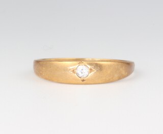 An 18ct yellow gold gypsy ring set a diamond, size T, 2.9g